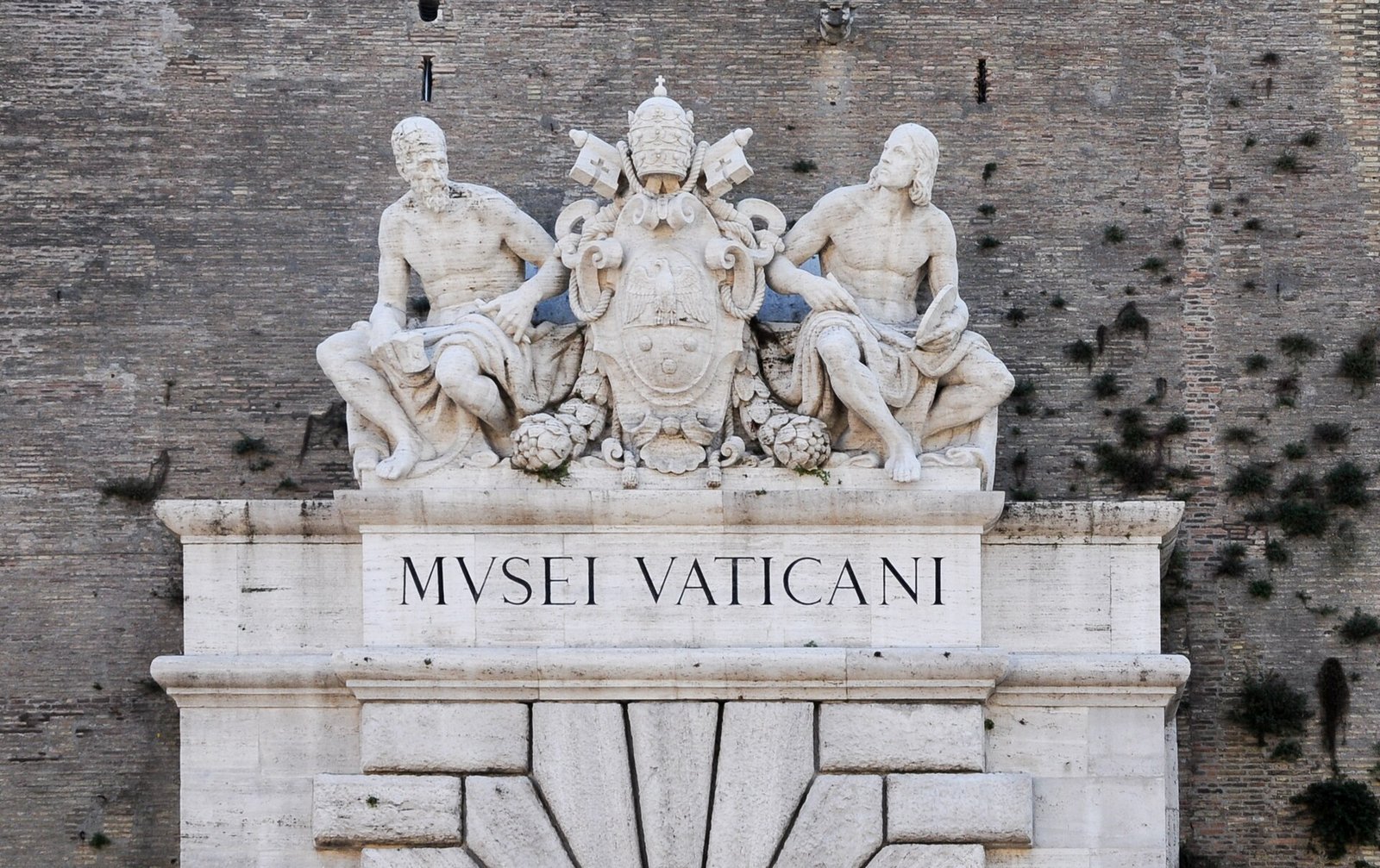 梵蒂冈博物馆入口（Viale Vaticano）上方的雕塑。摄影：MrPanyGoff